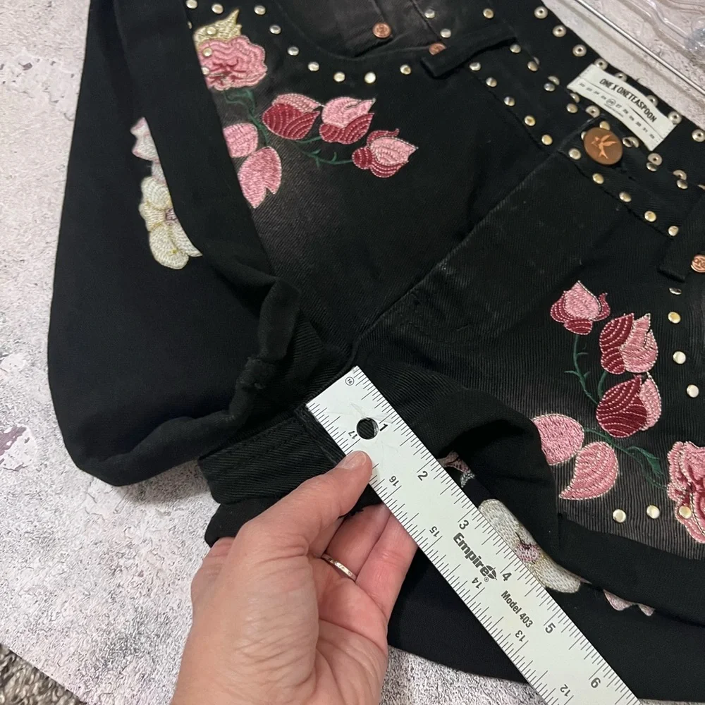 One Teaspoon Bandits Low Rise Relaxed Black Denim Floral Embroidered Shorts 26 - Picture 8 of 11